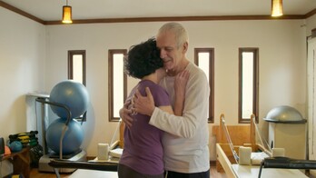 Augusto Góngora y Paulina Urrutia en una escena del documental