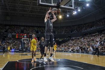 Tsalmpuris macha la canasta simbolizando el claro dominio de Bilbao Basket sobre el Andorra.