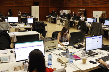 Imagen de la sala donde se atiende a representantes de medios de comunicación y personas acreditadas.