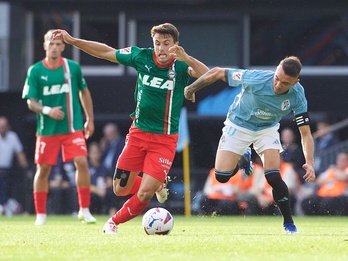 Guridi se leva el balón ante un Iago Aspas muy lejos de su merjor versión.