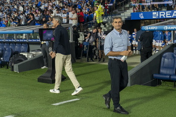 Imanol y Valverde tras saludarse en el inicio del derbi de Anoeta.