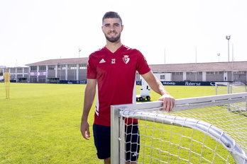 Iker Muñoz posa en las instalaciones de Tajonar.