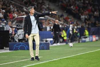 Imanol da instrucciones a sus jugadores el martes en Salzburgo.