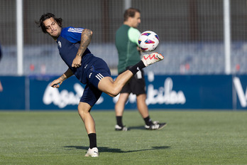Juan Cruz se lleva el balón de espuela en el entrenamiento matinal rojillo.