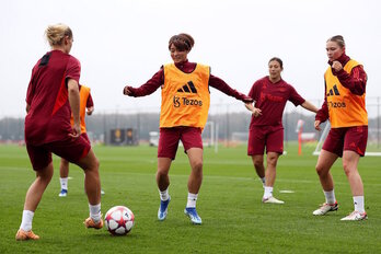 Las jugadoras del United realizan bajo la niebla el último entrenamiento previo a su choque con el PSG.