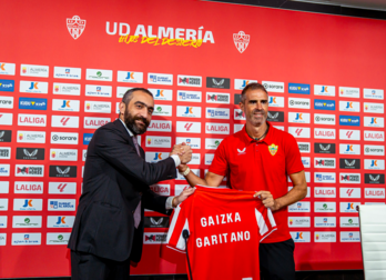Gaizka Garitano en su presentación junto al director general del club, Mohamed El Assy.  