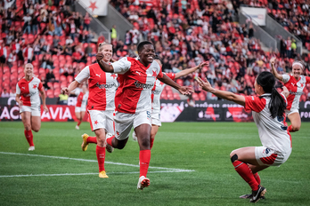 Nekesa anotó los dos primeros goles para el Slavia antes de los diez minutos de partido..