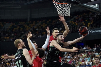 Un Kristian Kullamae desatado busca la canasta en penetración.