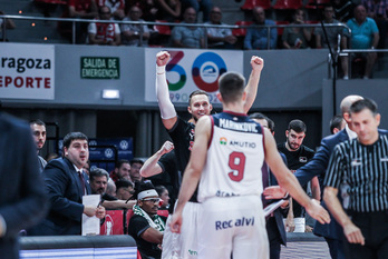 El banquillo baskonista recibe eufórico a un Vanja Marinkovic que ha sido crucial para el triunfo del Baskonia.