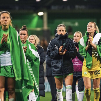 Las jugadoras del Wolfsburgo agradecen el apoyo de su afición tras caer eliminadas.