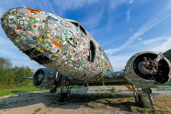 Un avión del ejército estadounidense Douglas C-47 B Dakota cubierto con pegatinas en la base aérea militar subterránea de Zeljava.