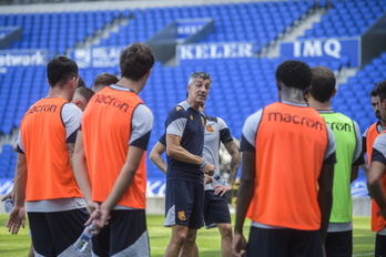 Imanol, rodeado de sus jugadores en un entrenamiento.
