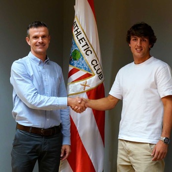 Unai Gómez ha estampado su firma en su nuevo contrato esta tarde en San Mamés.