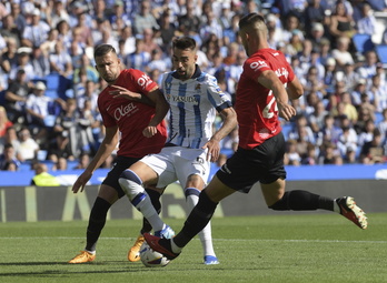 Brais, que intenta superar la oposición de dos jugadores del Mallorca, ha dado la victoria a la Real.