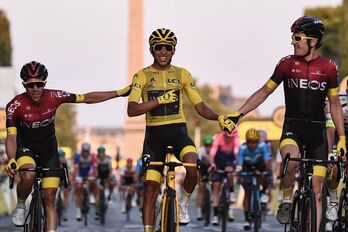 Egan Bernal celebra su triunfo de 2019 en los Campos Eliseos parisinos, que han sido final del Tour desde 1975.