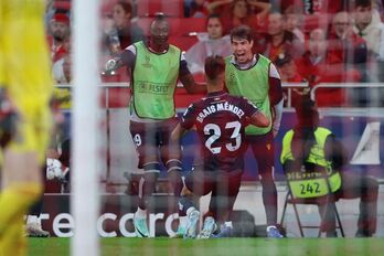 Brais Méndez celebra el gol de la victoria con Aritz y Sadiq, que estaban calentando en la banda.