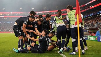  Los realistas celebran el tercer gol en tres partidos de Champions de Brais Méndez.