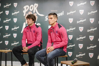 Unai Gómez e Iñigo Ruiz de Galarreta, en el acto del Athletic de este jueves.