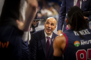 Joan Peñarroya, hutsarte batean azalpenak ematen jokalariei. 