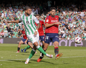 Willian Josek egindako goleko irudia, Catena defendatzen saiatzen dagoela.