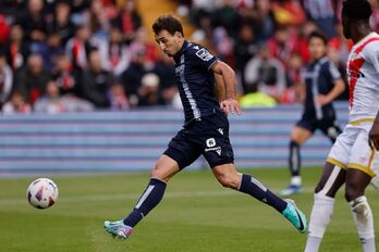 Mikel Oyarzabal ha empatado el partido con este remate con la derecha. 