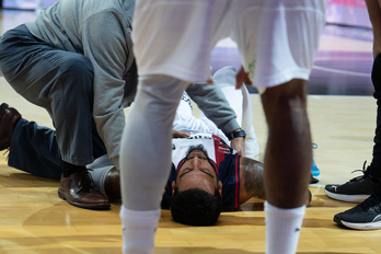 Markus Howard, tumbado en el parqué tras lastimarse la espalda.