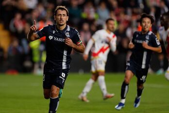 Mikel Oyarzabal celebra uno de los dos goles marcados el domingo en Vallecas.