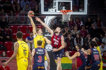 Costello intenta bloquear a unrival del Gran Canaria.