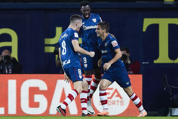 Iñaki Williams y De Marcos se suman a la celebración de Galarreta en su estreno goleador en Primera.