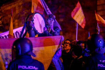 Astelehen gaueko protesta irudiak Ferraz kaleko PSOEren egoitzaren atarian, Madrilen