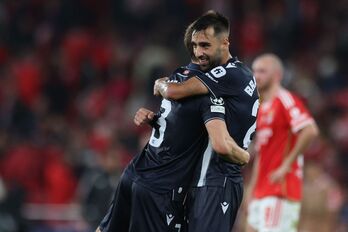 Brais Méndez, que se abraza a Aihen tras ganar en Lisboa, ha marcado en los tres partidos de Champions.