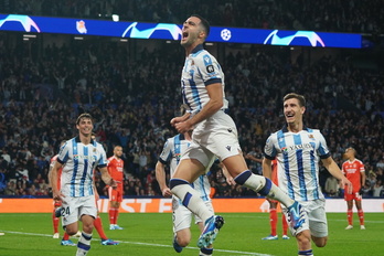 Mikel Merino celebra el gol que ha abierto el camino a la victoria de la Real.