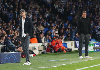 Ambos técnicos, Imanol Alguacil y Roger Schmidt, siguen atentos el partido.