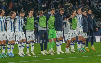 La Real celebra el triunfo (la clasificación se sellaría después con el resultado de Salzburgo) con su hinchada en Anoeta.