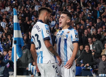 Barrenetxea y Brais, felices tras el gol del donostiarra, son dos de los jugadores clave en la Champions.