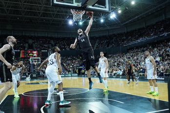 Tsalmpouris se dispone a machacar, en uno de los momentos de reacción de los hombres de negro.