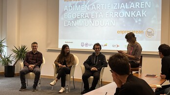 Ezker-eskuin, Mikel Maiza, Ane Iturzaeta eta Mikel Artetxe, Enpresarean topaketan.