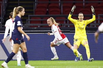 Hoekstra celebra el gol que adelantaba al Ajax frente a las protestas de Picaud.