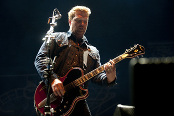 Queens Of The Stone Age taldeko Josh Homme 2011ko Azkena Rock Festival jaialdian.