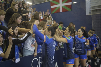 Pese a la tristeza por no clasificarse, las jugadoras han correspondido a la afición por su ruidoso apoyo.