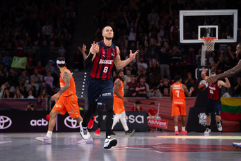 Sedekerskis celebra una canasta ante el Valencia.