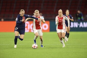 El PSG recibe al Bayern con el agua al cuello tras caer en Amsterdam. En la imagen, Hunt y Noordam corren tras el balón en el Johan Cruyff.