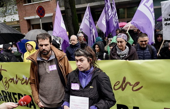 Igor Arroyo y Maddi Isasi, en la concentración de LAB ante la sede de Confebask en Bilbo.