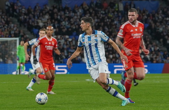 Carlos Fernández conduce el balón en un partido de esta temporada.