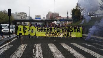 LABen pikete feminista Donostiako Ibaeta auzoko Tolosa etorbidean.