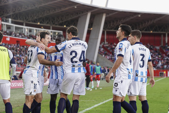 Mikel Oyarzabal es felicitado tras marcar el noveno gol en sus últimos once partidos en Almería.