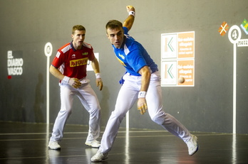 Jon Ander Peña, pilota jotzeko prest, Iñaki Artola atzean duela.