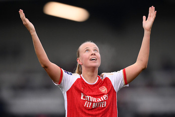 Beth Mead dedica su primer gol tras la lesión a su madre, fallecida el pasado enero.