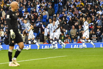 Barrenetxea es felicitado tras el gol marcado con la colaboración de Dmitrovic.