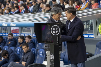 Imanol saluda a Diego Alonso antes del partido del domingo contra el Sevilla.